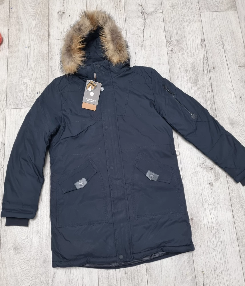 Куртка выше всяких похвал! Много продуманных карманов ,два потайных кармашка на молнии (приличных размеров)
Длина куртка не длинная ,не короткая. Села идеально 
На 48 размер российский подойдёт 50 
Спасибо за такую красоту,тепло ,удобство