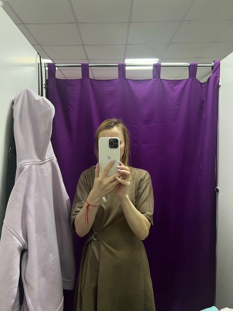 На ощупь материал вроде приятный,но запах просто жуть. Отказ из-за ужасного запаха!