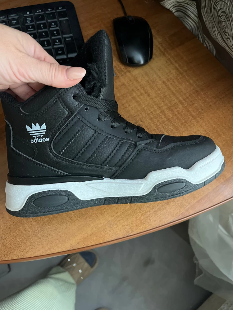 Не смотря на то что это не adidas и даже на ярлыках написано другое слово,ставлю 5звезд. Очень удобные , мягкие. И самое главное не промокают.На фото после двух недельной интенсивной носки
