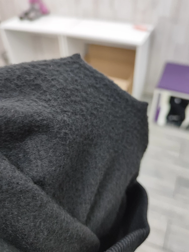 Мб и подмена, но мехом и не пахнет. Тонкие, просвечивают при малейшем натяжении. Ультрасупермего лёгкое напыление флиса.
Да, они в рубчик.
Примерять даже не стала.