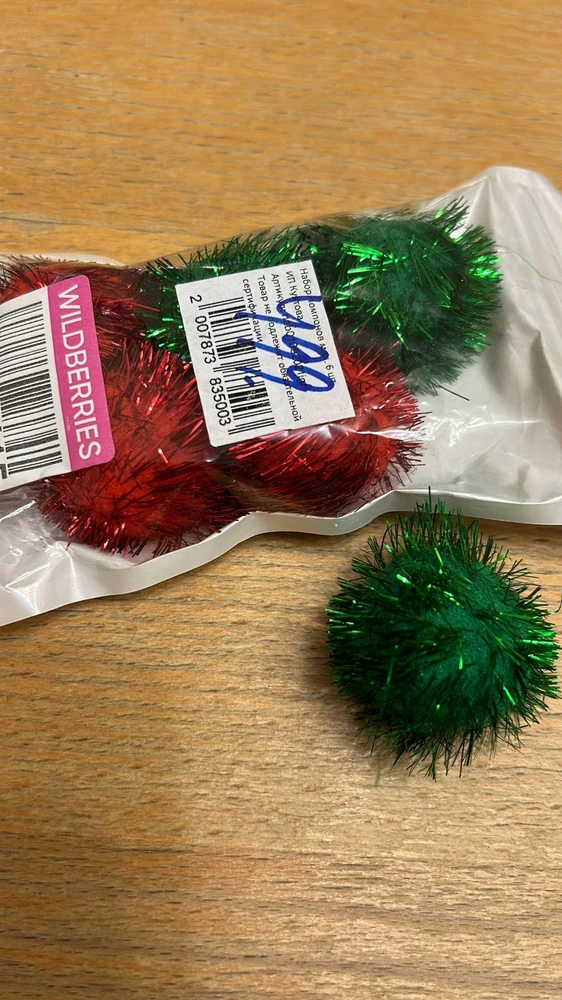 На фото товара мысики похожи на меховые. НО они сделаны из «дождика» для елки. Такие игрушки котам дают только с целью избавится. НЕ РЕКОМЕНДУЮ!