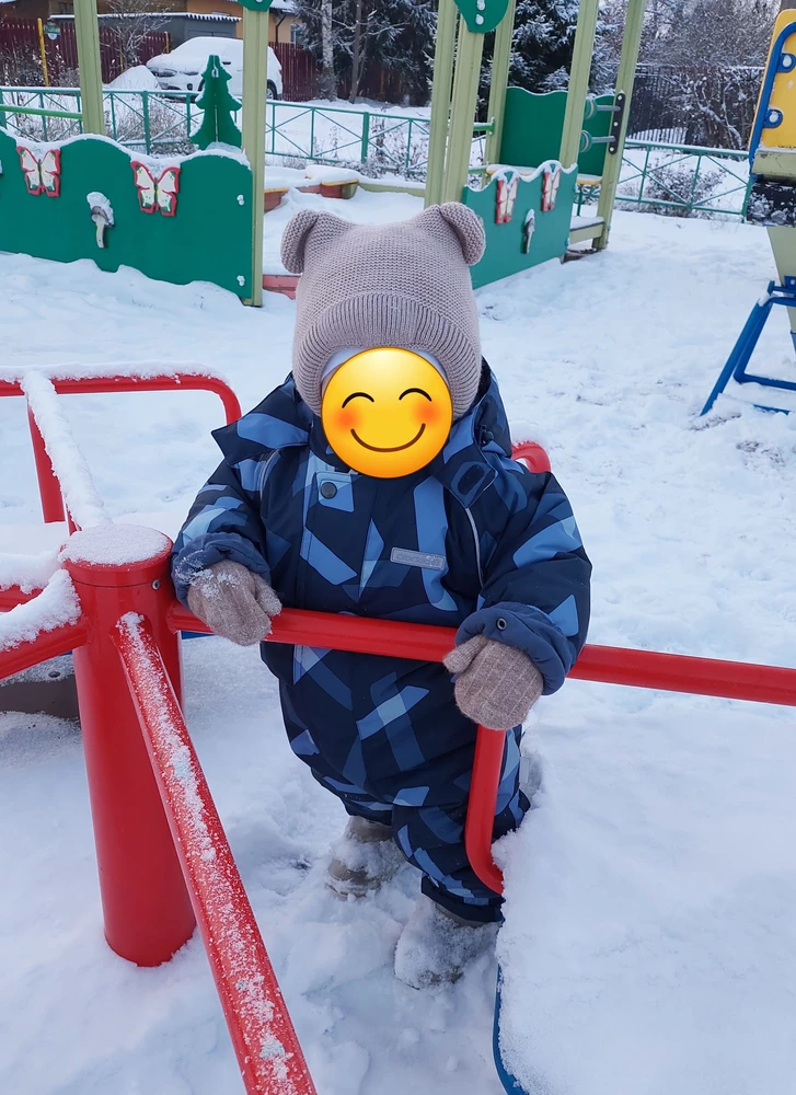 Теплый, симпатичный... и все. В остальном разочарование. Узкое горло, совершенно не застегивается до конца. Узкие рукава и штанины, особенно, где резинки. Если ноги еще более менее можно впихнуть, то с руками беда. Тяжелый.