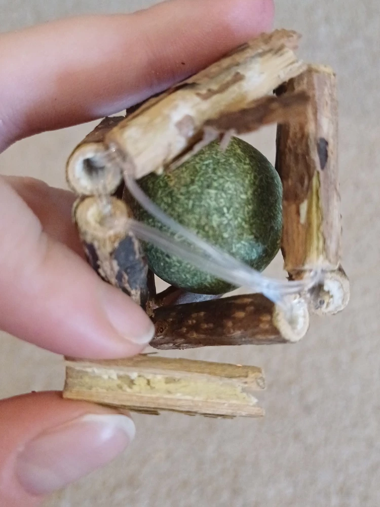 Кошка не особо заинтересовалась, играла, только если ей катать этот мячик. И даже при редких играх через неделю попадали палочки и всё развалилось