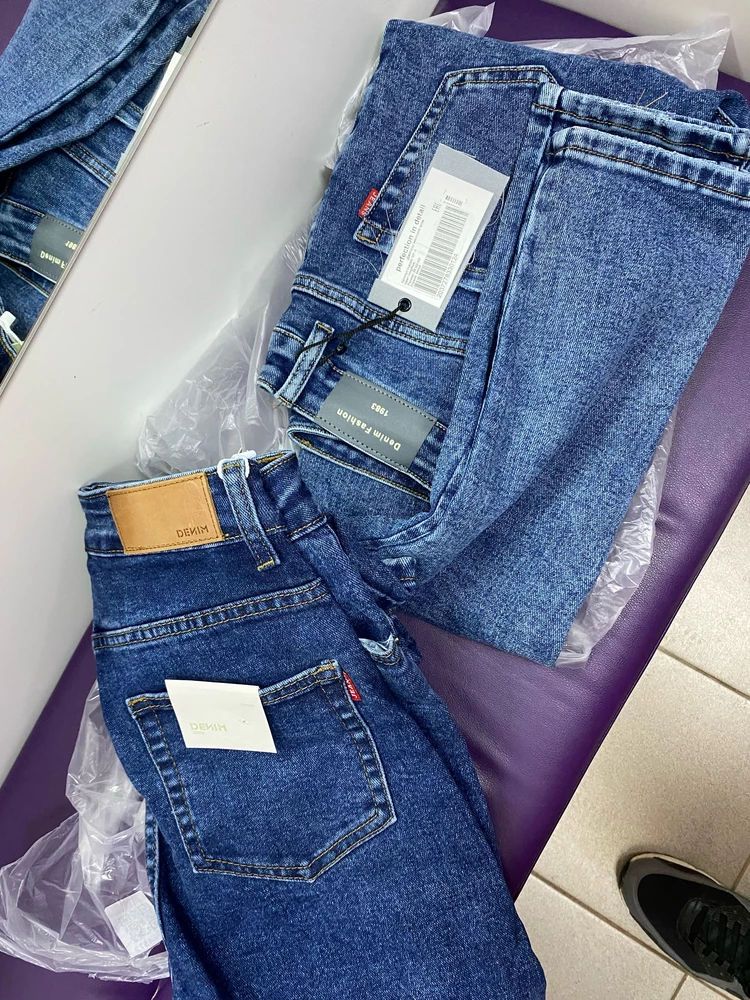 Странно что заказала одни и тебе джинсы,только размеры26,27,а пришли разные джинсы(обсалютно)одни из них оказались то что я и хотела свободноватый фасон,а по размеру оба подошли🤷‍♀️🤣🤣🤣
