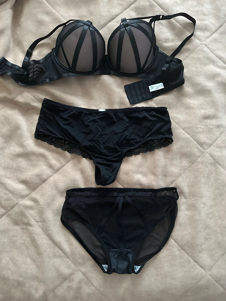 Взяла самый большой размер 38/85- объем  85 соответствует, но чашка на столько мала что размер 3 не помещается. А трусы отдельная история! На фото они снизу, а выше это трусы мои 46 размера. То есть трусы из этого комплекта натянуть можно на 42 размер.