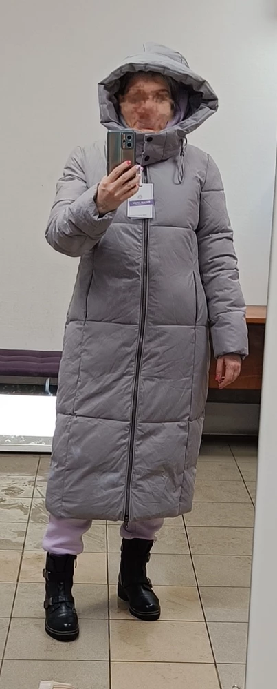 Некакущий. Навеяло ассоциацию с фуфайкой. Капюшон тоже не очень понятен,застёжка далека от шеи и воротника от фурнитура ,а точнее молния, тоже плохого качества, пластмассовые,при использовании как цепляются.Цвет абсолютно неинтересен. Размер в размер.