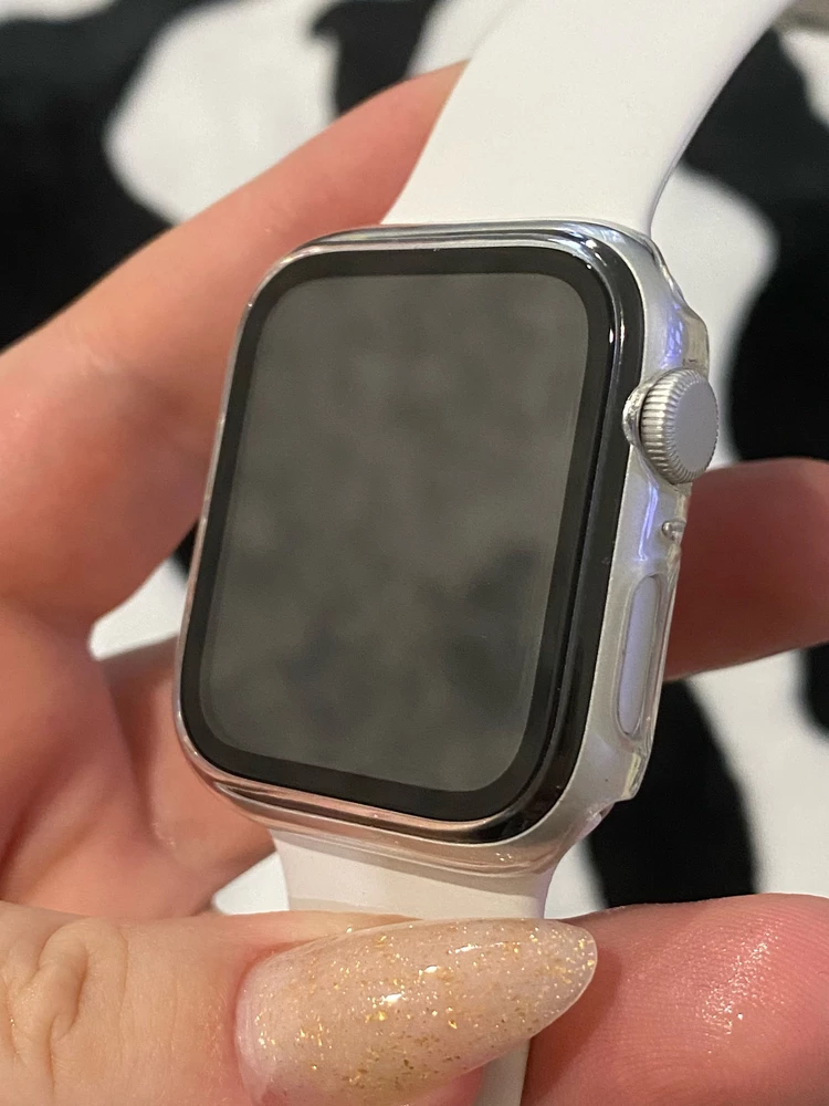 Бампер сел идеально на ОРИГИНАЛЬНЫЕ часы Apple Watch se22!!!  Посмотрите по  фото на сколько идеально прилегает стекло к экрану без каких либо "пузырей" и т.д. При этом отличная чувствительность не теряя цветопередачи. Колесико свободно крутиться все отверстия отлично подошли-это так же видно на фото. Поэтому я не понимаю людей которые пишут бред что у них что-то застревает,экран отходит и т.д КУПИТЕ СЕБЕ ДЛЯ НАЧАЛА ОРИГИНАЛЬНЫЕ ЧАСЫ,а потом заказывайте бампера ,стекла и т.д и не засоряйте рейтинг продавцу‼️ а то,на покупают себе паль за 5 тысяч а потом ноют что ничего не подходит🤦🏻‍♀️