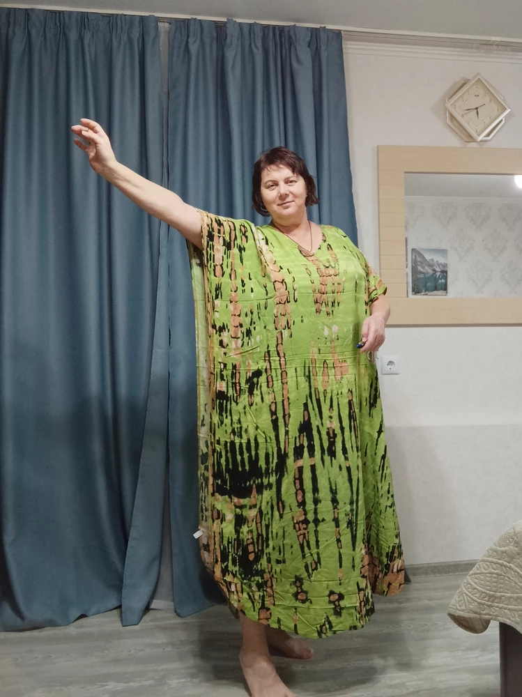 Очень классное, хорошо прошитые швы, в меру плотное, короче для лета топ, как говорится и в пир и в мир😁у меня размер 56,рост 161 и длина и ширина супер. Спасибо большое доставка быстрая.