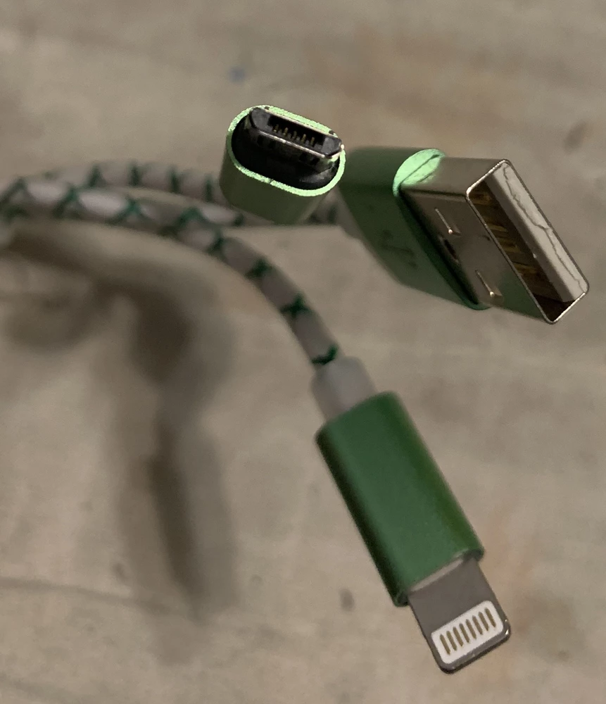 На вид качественный. И микро-usb и айфоновский разъёмы рабочие. У меня 2 телефона с такими разьёмами. Взял для нечастых зарядов на всякий случай. Компактный. Удобно носить с собой. На ключи вешать,  наверно, не очень удобно будет.