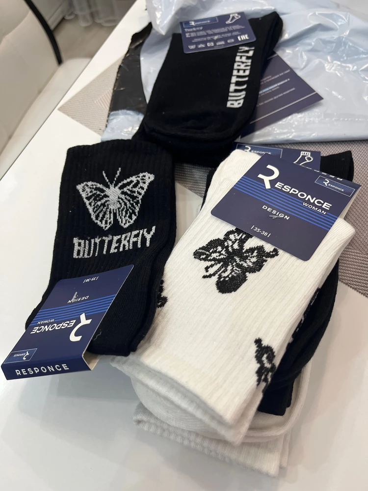 Прислали не тот товар. В описании, конечно, сказано, что «оттенки бежевого могут отличаться», но не настолько.