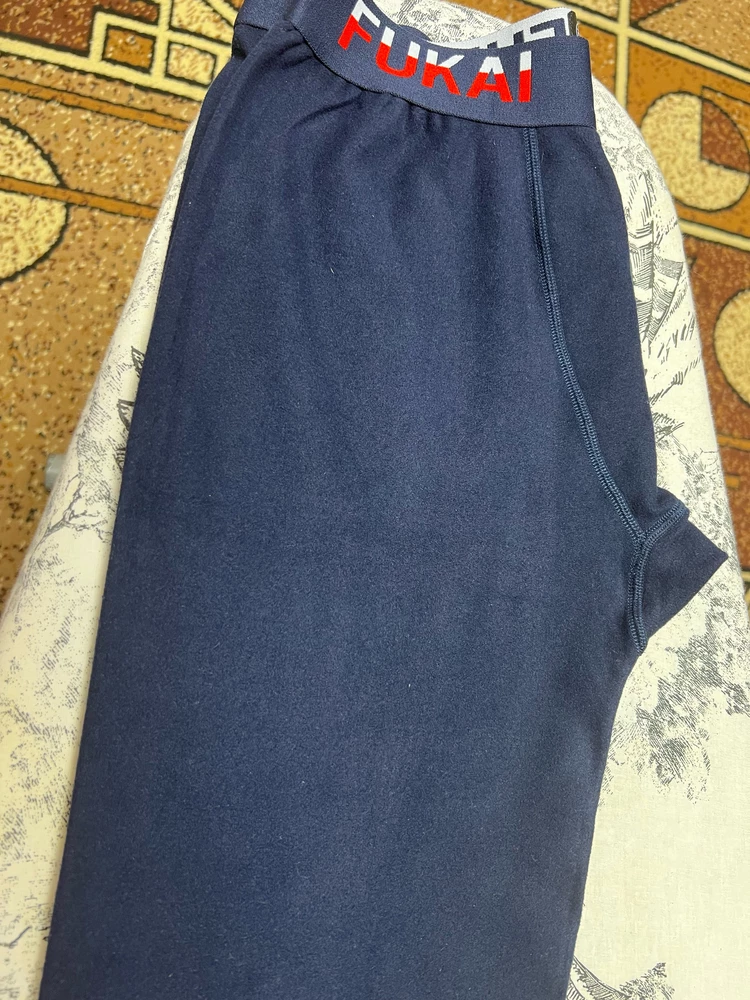 Вот даже не знаю, что и написать, штанина одна короче другой на 5 см,а так ткань мягкая и приятная на ощупь.