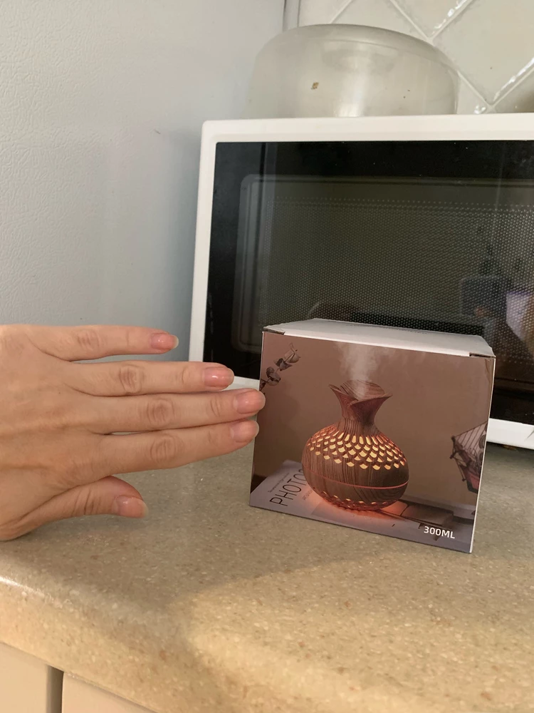 Очень маленький. Но работает хорошо. Жаль, что только от сети😌