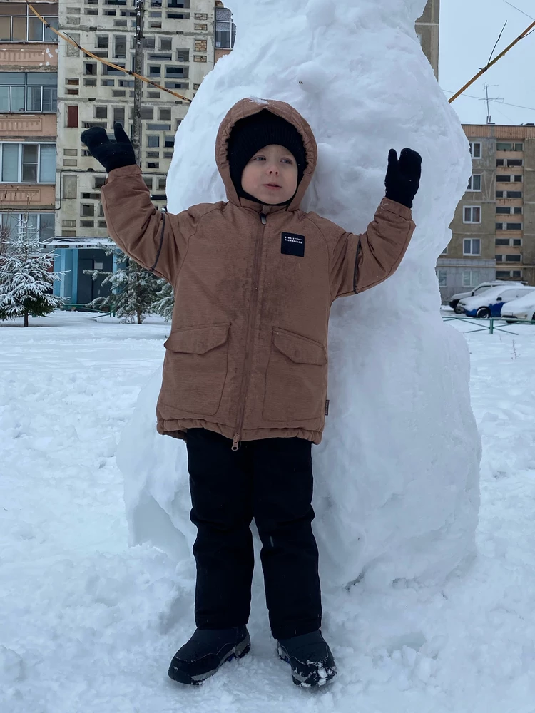 Отличная куртка. Не промокает. На ребенка ростом 100 , 104 размер с запасом.