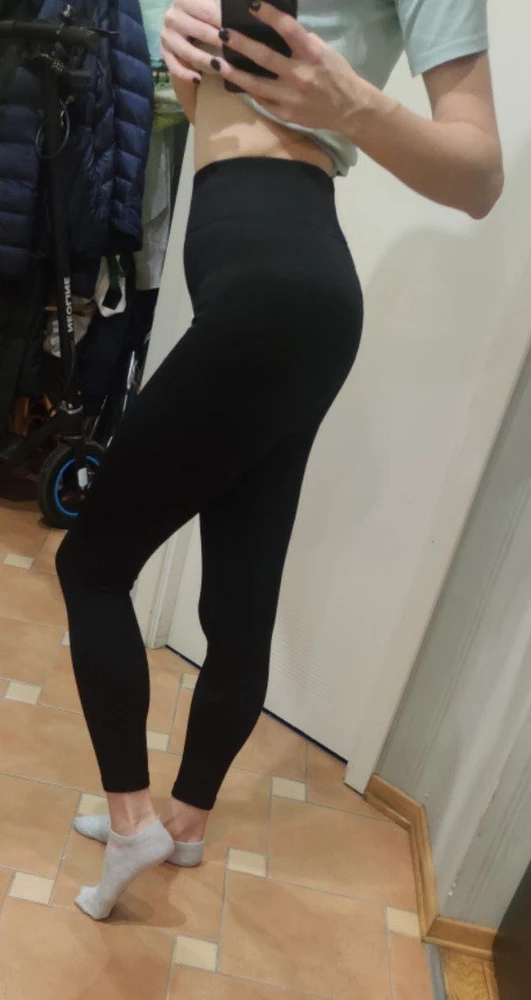 Размер M подошел на мой 44 размер. Леггинсы приятные к телу, материал плотный. Удобно в них