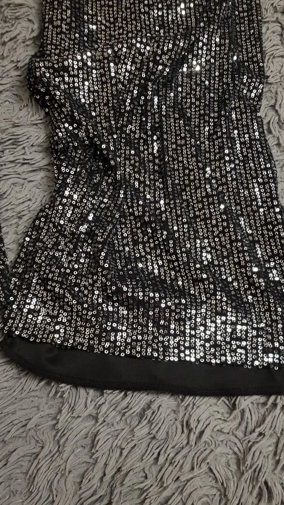 Шикарные брюки, фото не передаёт как они блестят на самом деле! Они на резинке, подкладка по всей длине, пайетки не осыпаются и не колются. На мой рост 162 см немного длинноватые, отдала подрезать в ателье, сказали сделают без проблем! На бедра 110 взяла размер M, сели отлично! К покупке рекомендую!