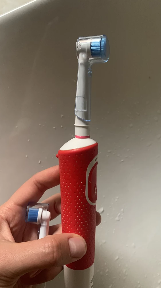 На oral b, подходит отлично! Понравилось что с колпачком, удобно.