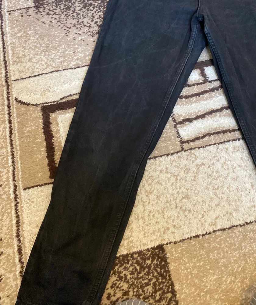 Джинсы неочень. Со временем - после стирки на них образуются белесые полоски. Хотя изначально были чисто черными. Жаль, что краска с них так слезает. С джинсами других производителей такого нет.