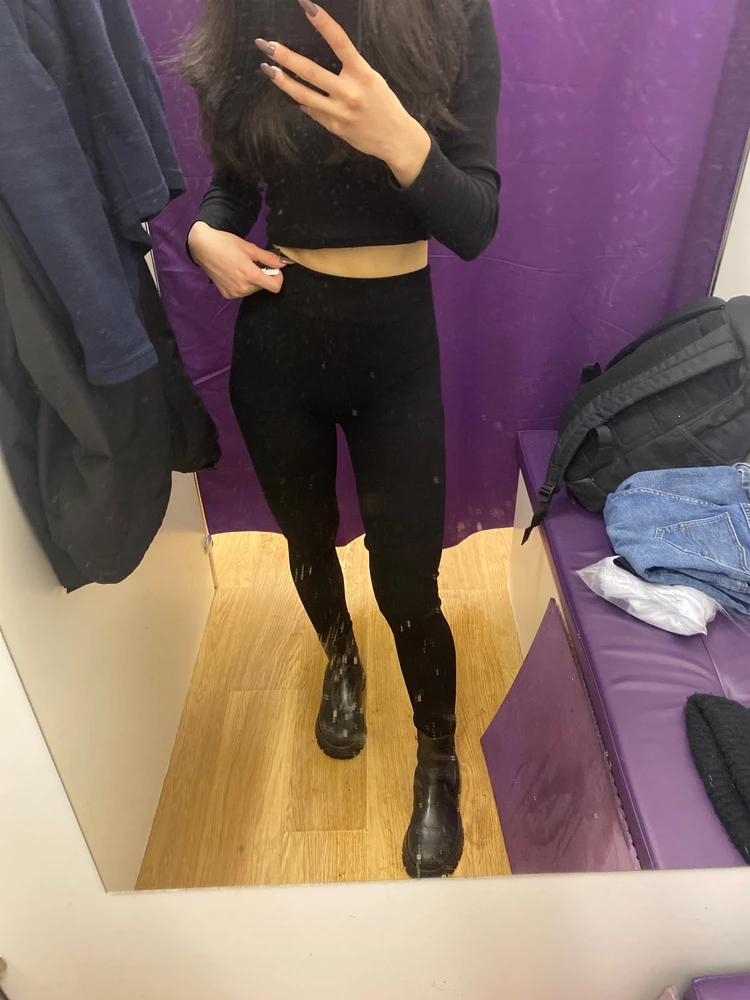 Отличные качественные леггинсы, очень мягкие и приятные к телу 😍 Удобные, швы ровненькие, посадка супер!