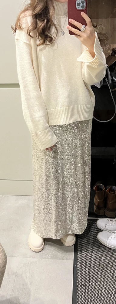 Не хотела юбку в пол,поэтому на свой рост 168 взяла ростовку 164.То что надо. У остальных продавцов были прям длинные.
Пайетки пришиты равномерно,их достаточно.
Немного сыпятся при носке,но не критично.
Размер М на российский 42 нормально,но я бы даже побольше взяла.