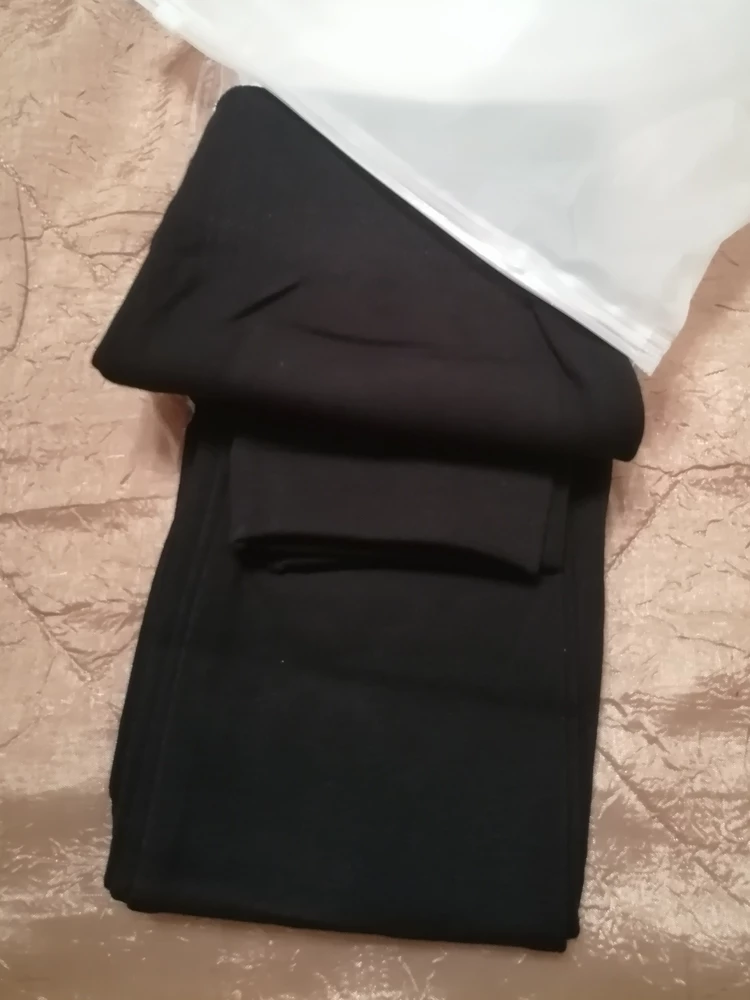 Взял маме в подарок. Материал качественный, всё подошло! Упакован в двойной пакет. Спасибо продавцу!