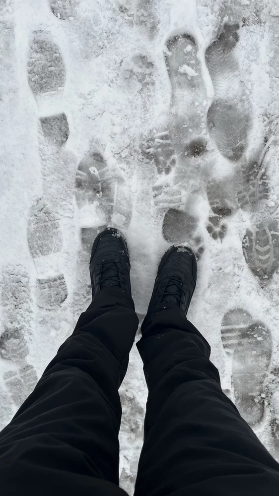 Первый выход, мокрый снег, через 10 минут правый кроссовок потек по швам, с левым все норм
