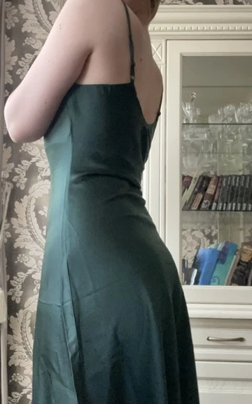 Купила для Нового года, сел четко по фигуре, материал тянется немного и при этом плотный, лямки регулируются, взяла его с рассчетом на 2 кг похудеть в новому году) выглядит нарядно!