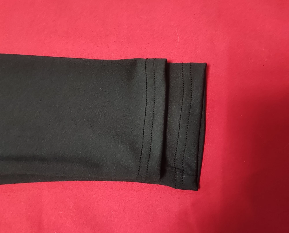 Ну что это??? У людей стандартно ноги одной длины!!!! И никакого утягивающего эффекта я не увидела, хоть и взяла на свой 46 44-й размер, тоненькие. Сели даже свободно. Только хорошая широкая плотная резинка с  высокой посадкой. В целом впечатление такое себе, и очень испорчено разными штанинами.