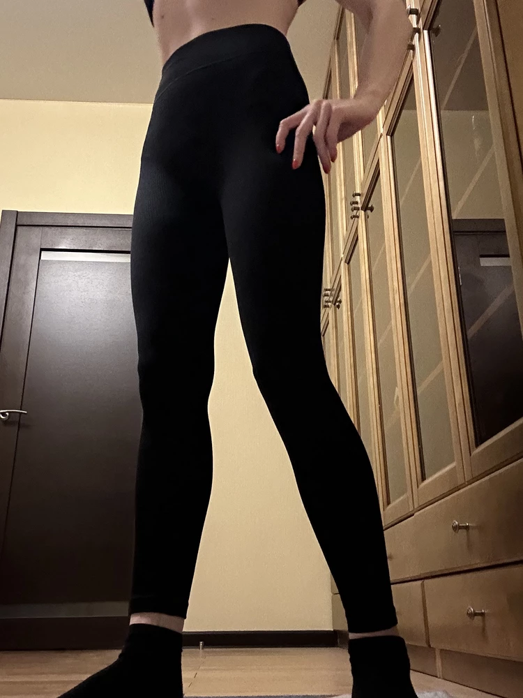 Девочки, леги восторг🔥🔥🔥🔥. 
Качество потрясающее: шовчик к шовчику, строчка  идеальная! 
Плотная ткань, телу приятная- прям мурчат, не хочу снимать) не просвечивают.Стройнят. 
Я брала размер S, на рост 170, вес 55 сели идеально. Рекомендую от души. Мои ожидания превышены❤️