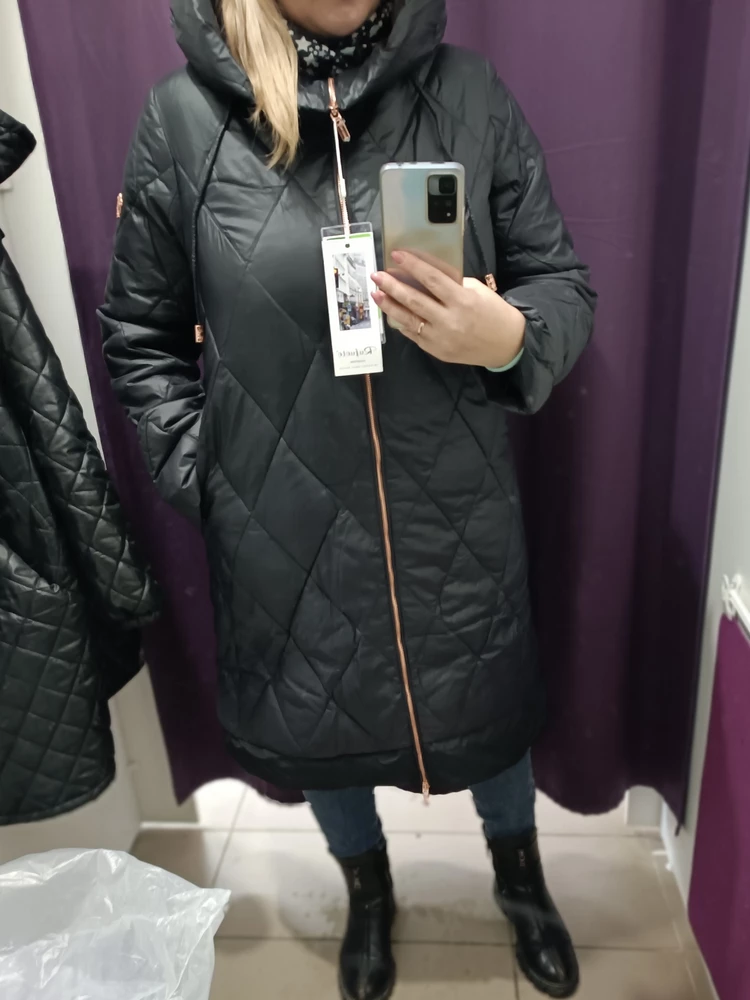 Качество хорошее, красивый,смутила только золотая молния,и конечно не зима,на холодную осень подойдёт.