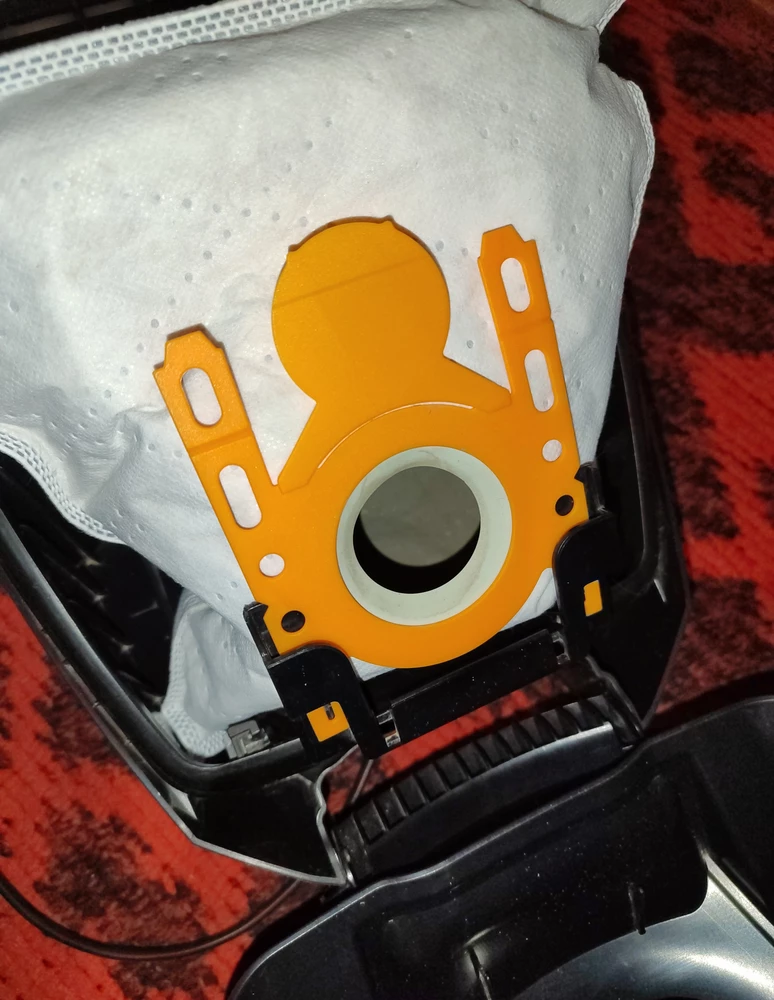 Модель пылесоса серии bosh bgbs2 - мешок встал как родной даже зафиксировался.
Заказал этот потому, что оригинал не найти от слова вообще - пожалел, что купил такой пылесос.
Боялся, что мешок может порваться судя некоторым отзывам, но нет не порвался, даже сделал тест: после нескольких уборок помыл мешок под напором (типа керхера), высушил и ещё несколько уборок - мешок пока живой. Только есть момент, я на штангу поставил циклон насадку от самсунговского пылесоса, поэтому в мешок попадает только мелкая пыль. 
Внутренность пылесоса тоже без пыли, кто-то писал, что не держит и пропускает, я хз может они что-то другое пылесосили типа строительного мусора, а у нас просто уборка, ковры и т.п.
На фото стиранный один раз мешок.
P.S. Доставка от WB это треш, чуть не отказался от доставки.