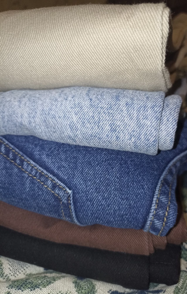 Джинсы просто нереальные😍 единственное -коричневые, бежевые и чëрные джинсы из такой ткани, что прилипает всякое (шерсть и т.д) 
На рост 164 около 8см подшивать пришлось. 
Так-же спустя около 5мес частой носки, выглядят как новые что тоже безумно радует.
В общем одни +🙃