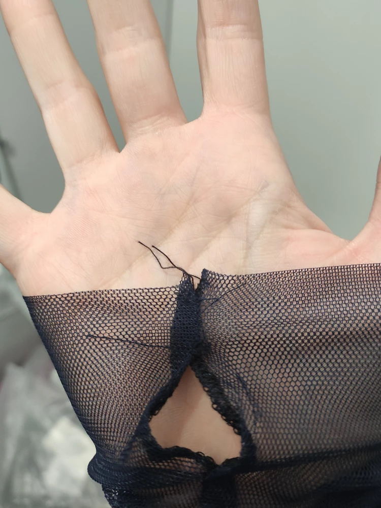 Как бы вот. По всем швам так торчат. Примерить не удалось, тк в свой 44 я даже влезть не смогла. Оно в ширину практически не тянется. Не знаю, может закажу 46й. Но блин, почти за 3к такое качество...