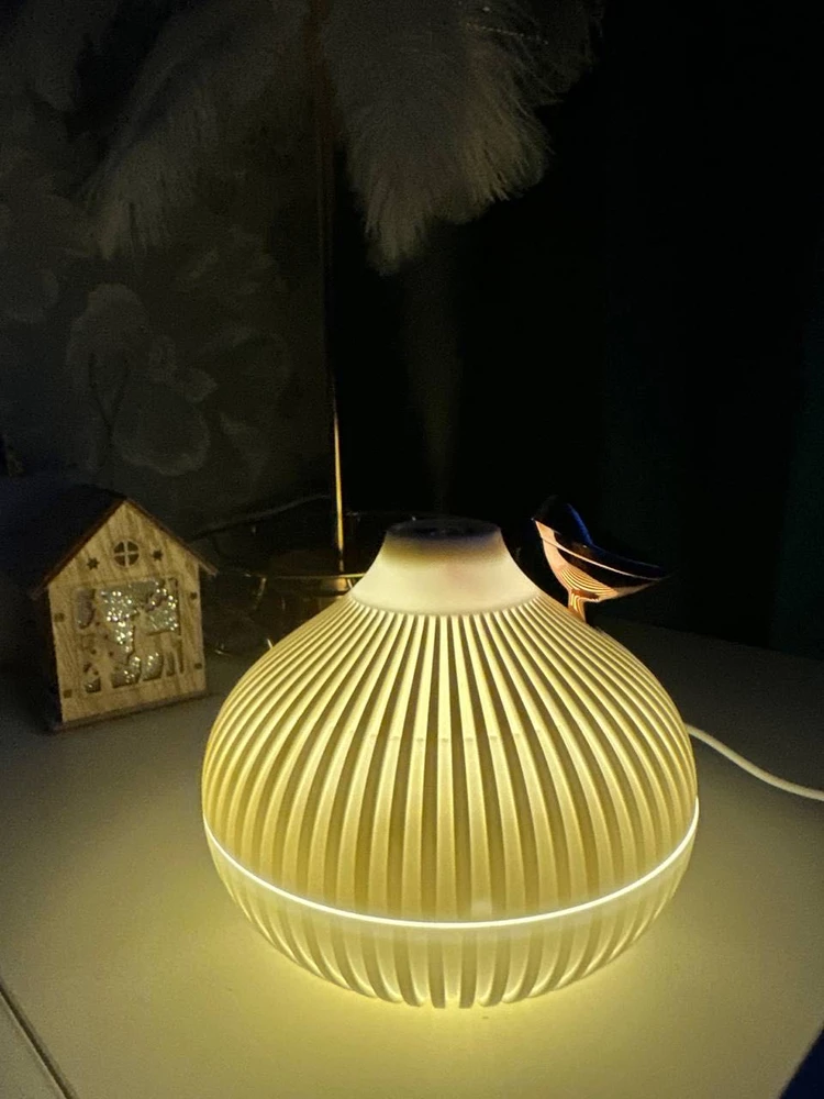 Отличный увлажнитель! Оочень красивый, отслеживаю влажность в комнате, он хорошо ее повышает. Компактный, в детскую самое то. Заказала еще на подарки 😍