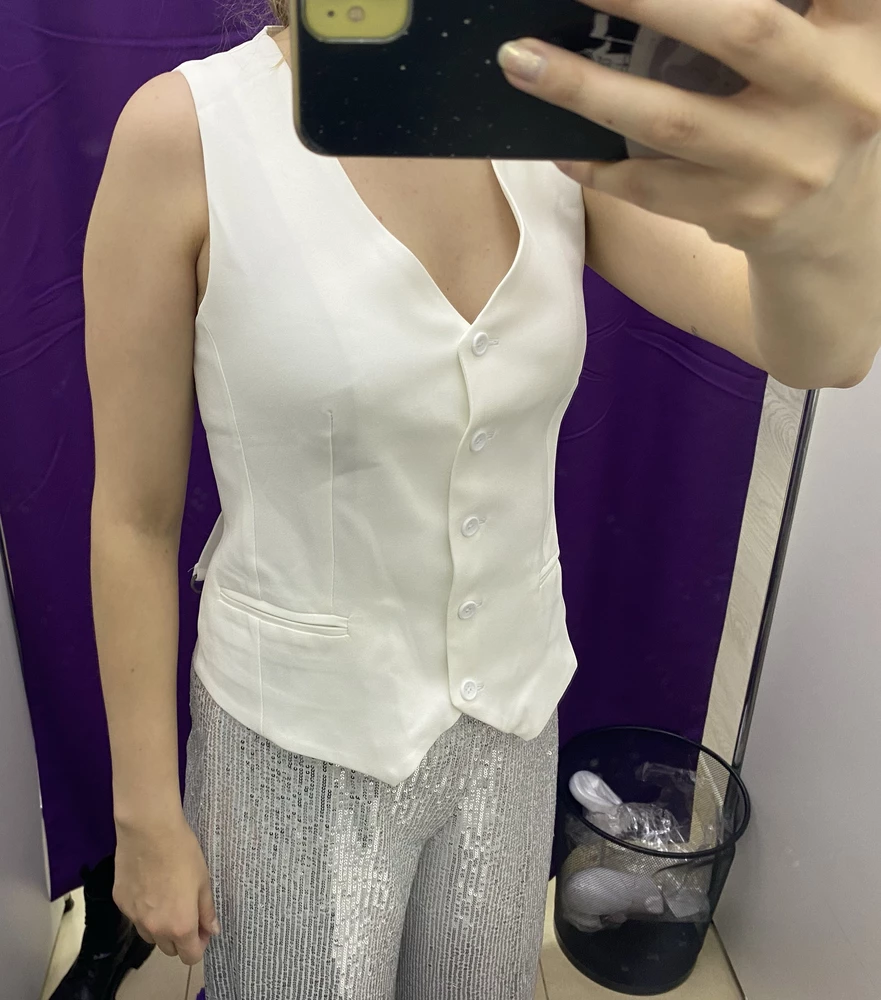 Села отлично на ог 89 от 70, плюс сзади утягивающий ремешочек на спине. Но не хватает полного слоя подклада, просвечивает через пол жилета. Брала под пиджак, так что терпимо, но отдельно носить будет не ок.