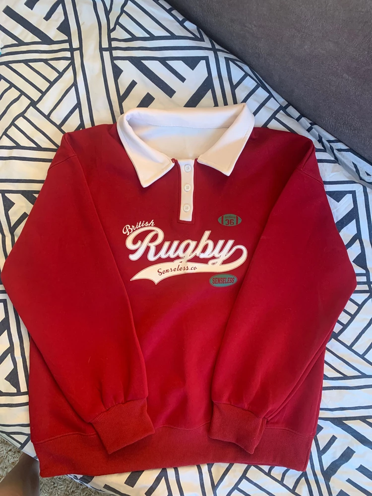 Яркая, но и красится при стирке. Но все нравно нравится.