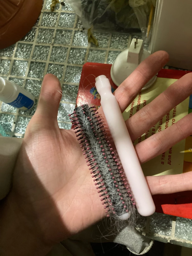 Оказалась хрупкой, уронила со стола и она просто сломалась( 
 Замечательная расчесочка была для укладки челки и просто делать завитушки на концах