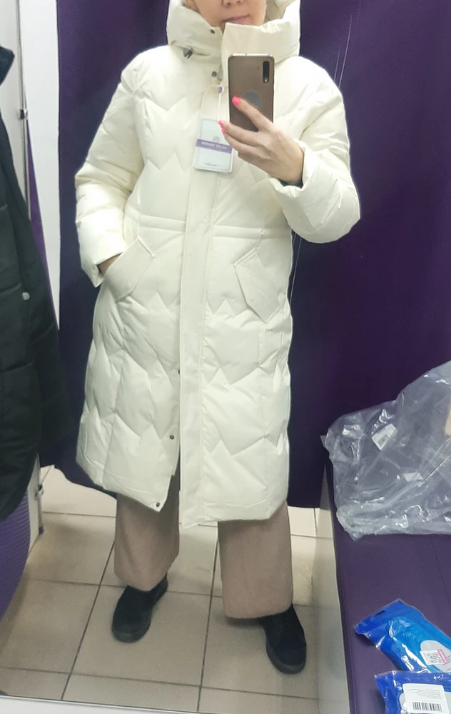 Очень понравилась, заказала 1 размер свой 46 и подошёл, у меня рост 164 ,ношу 44-46 ,объёмы не помню