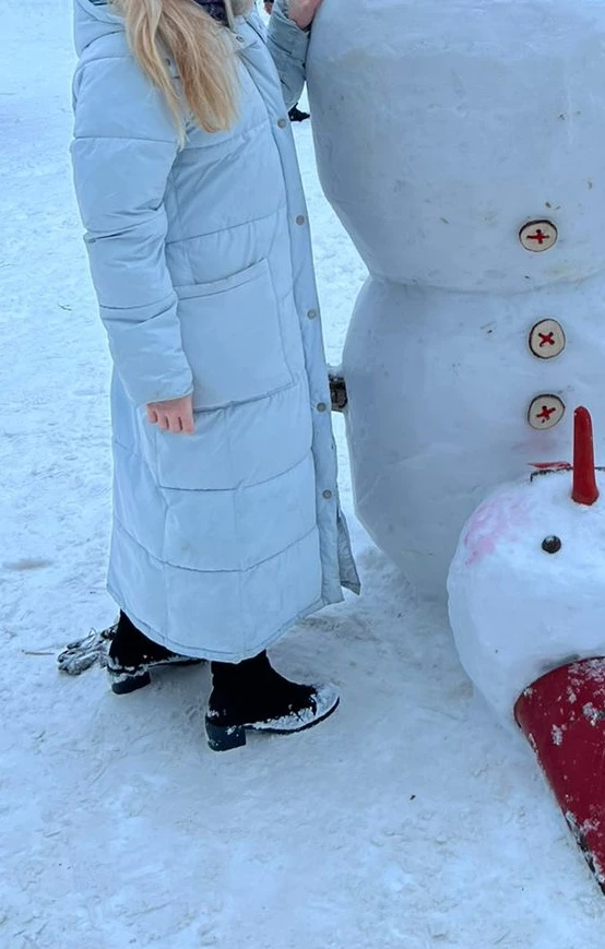 Отличный пуховик! Ношу уже вторую зиму, теплый, уютный, цвет голубой, но в разное время смотрится по-разному, поэтому прикладываю фото при разном освещении. Стираю руками в ванной, пятна отходят легко, но так как везде на улице грязь, приходится часто стирать