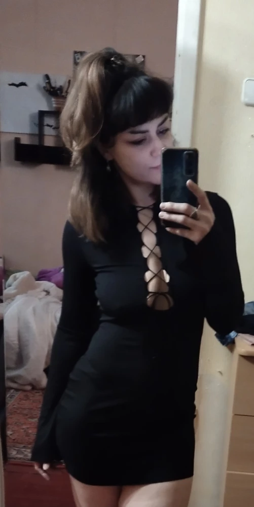 Платье секси конечно. Есть но) 
1.Задирается прям сильно. 
2.Обрезано в рукавах и низ юбки
3.ну конечно сиси подвисают, наверное стоит надевать под него что-то девушкам с выдающимися формами )
А вообще из этого платья получился отличный кроп топ😁