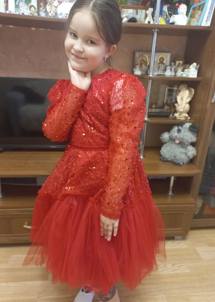 Платье очень красиво смотрится !Дочка говорит что не колится.Внутри подкладка ХБ.