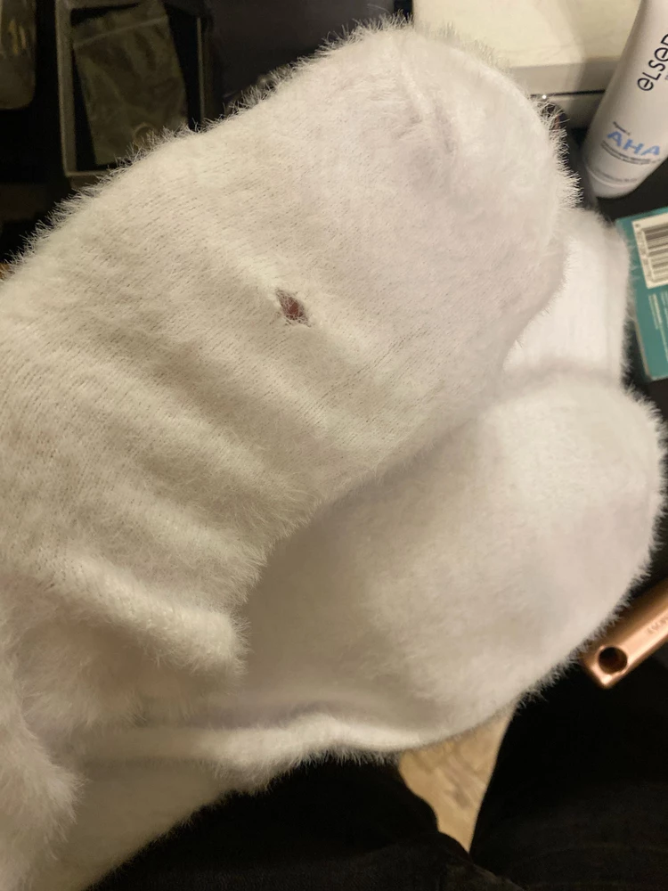 Один носок оказался с дыркой (