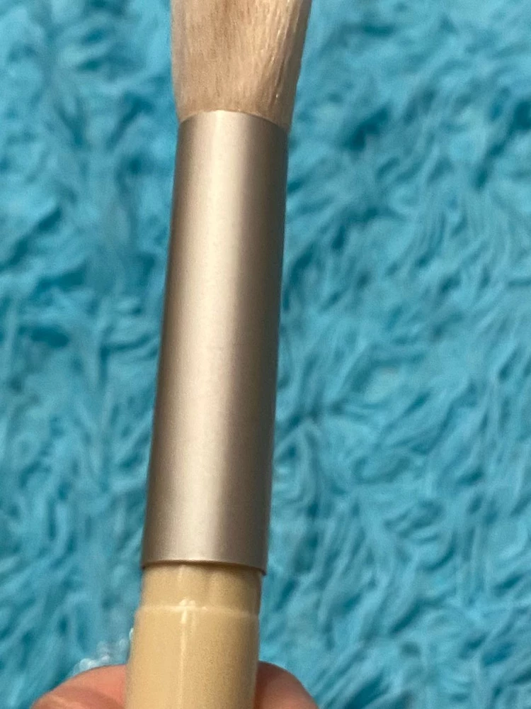 Кисточки очень маленькие, разваливаются и виден клей . В подарок положили чехольчик и штучку для мытья кисточек. Но за свою цену нормально