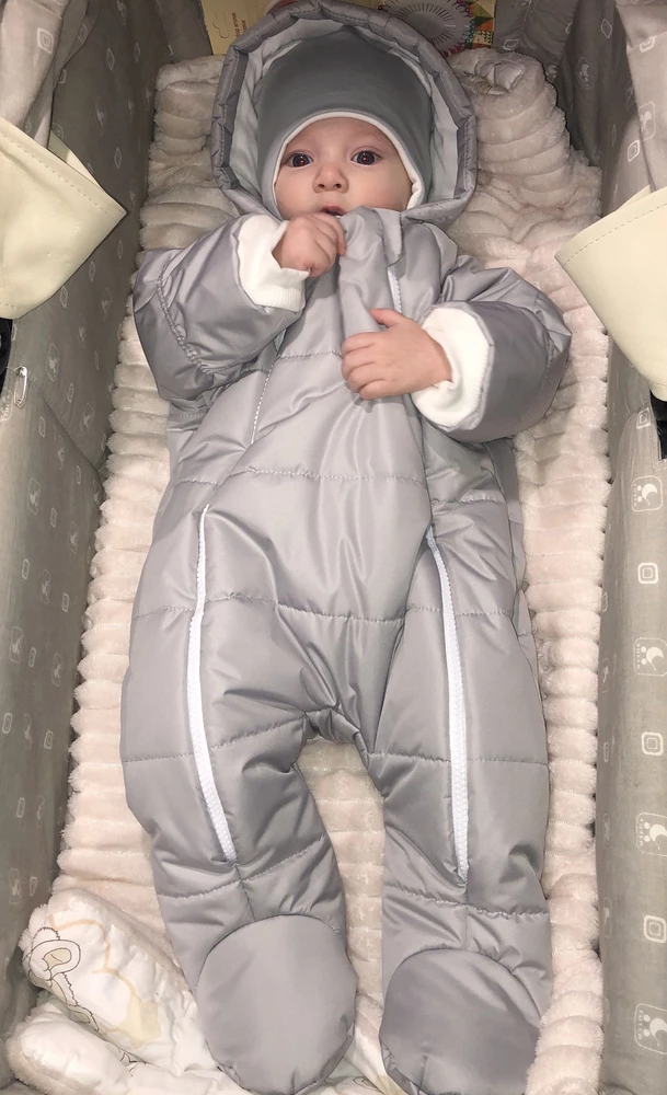 Отличный комбинезон) Цвет приятный, комбез не толстый, это очень большой плюс!
У нас рост 67 см, брали размер на 68 см, просто идеально сел. Очень довольны покупкой 🩶
Шапочка подошла отлично) Спасибо )