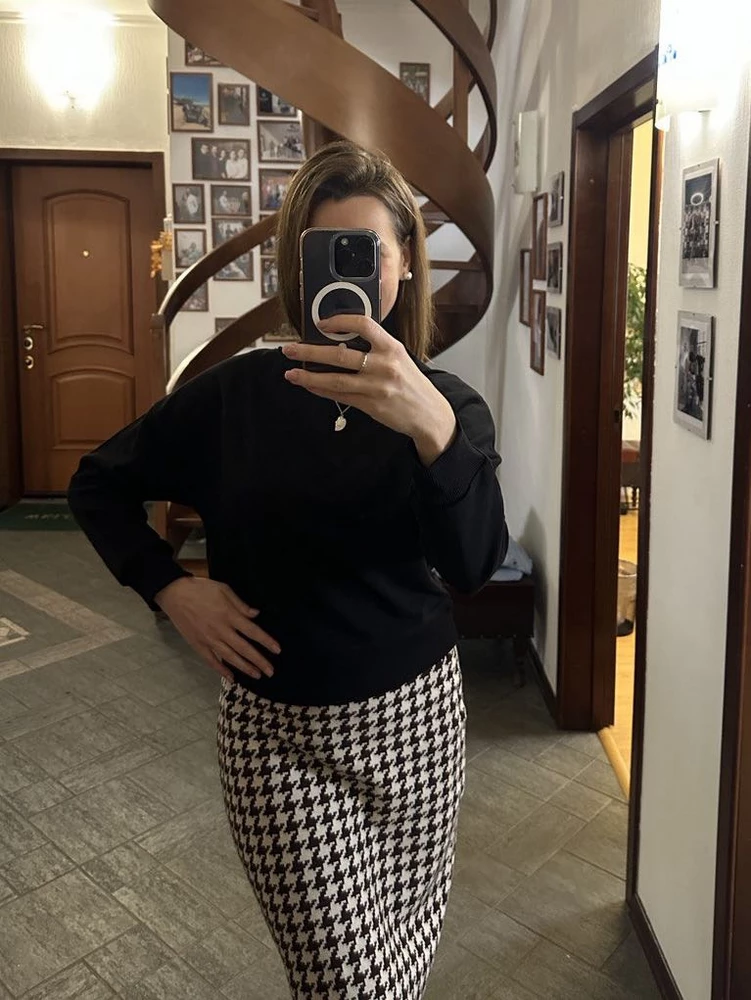 Укороченный свитшот как и хотела. Смотрится как кофточка. Пока тепло было, носила как кофточку на одно плечо.
А сейчас с водолазкой утеплилась. Взяла в белом цвете еще