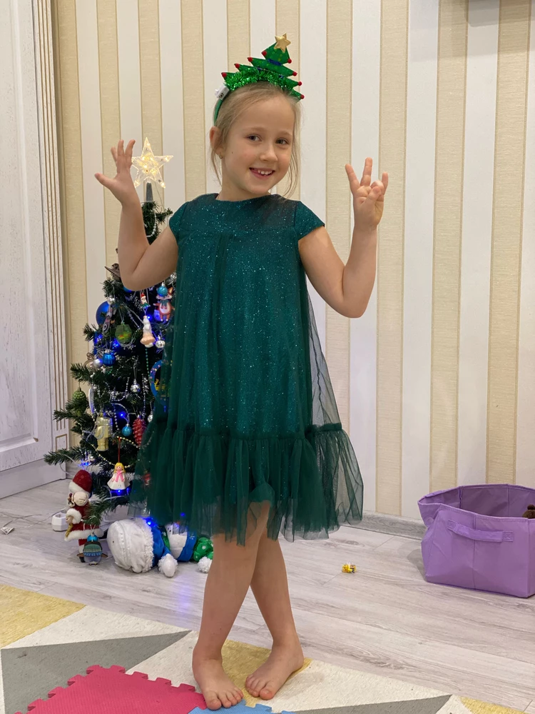 Платье смотрится замечательно.