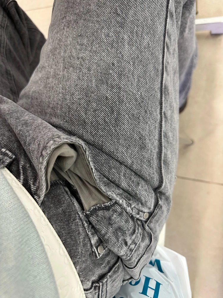 Люблю этот бренд, джинсы классные, но в процессе носки, вылез неприятный нюанс, мало ткани в карманах, стоя норм, а вот сидя треш