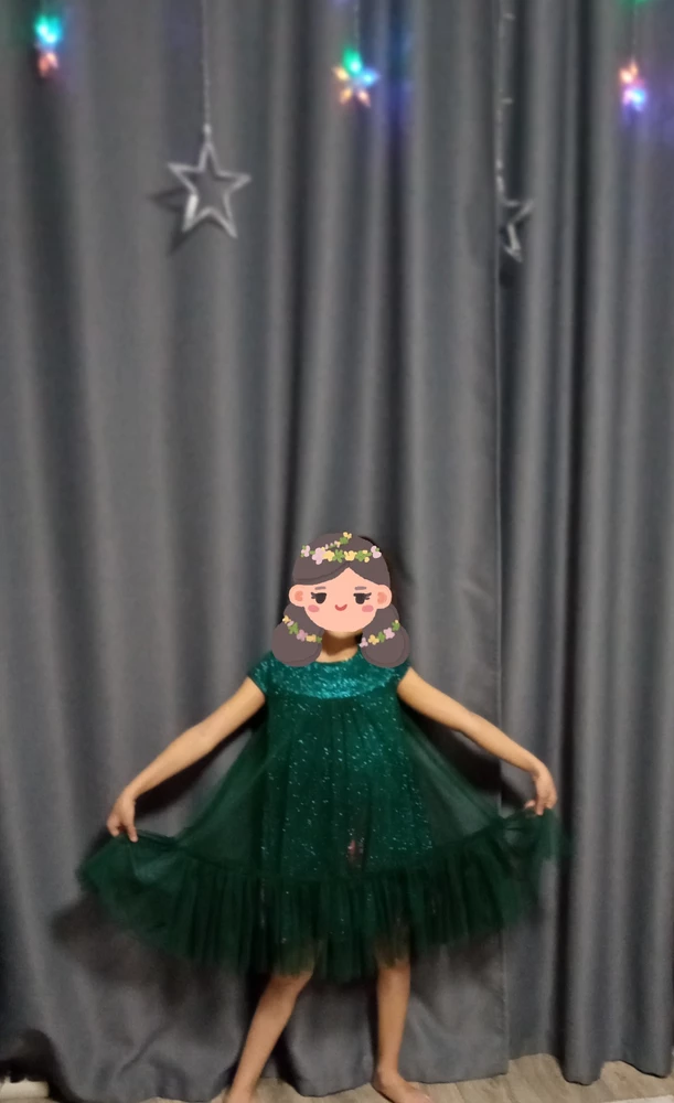 Платье просто прелесть, мы влюбились 😍
На рост 126 стройной девочке село замечательно. Ещё переливается очень красиво