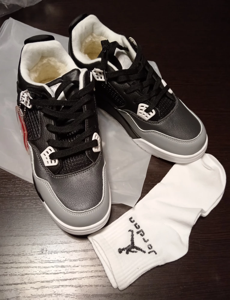 Кроссовки огонь! За свою ценю просто бомба! Пришли в срок. За подарочек в виде носков, отдельное спасибо продавцу!! Очень доволен:)