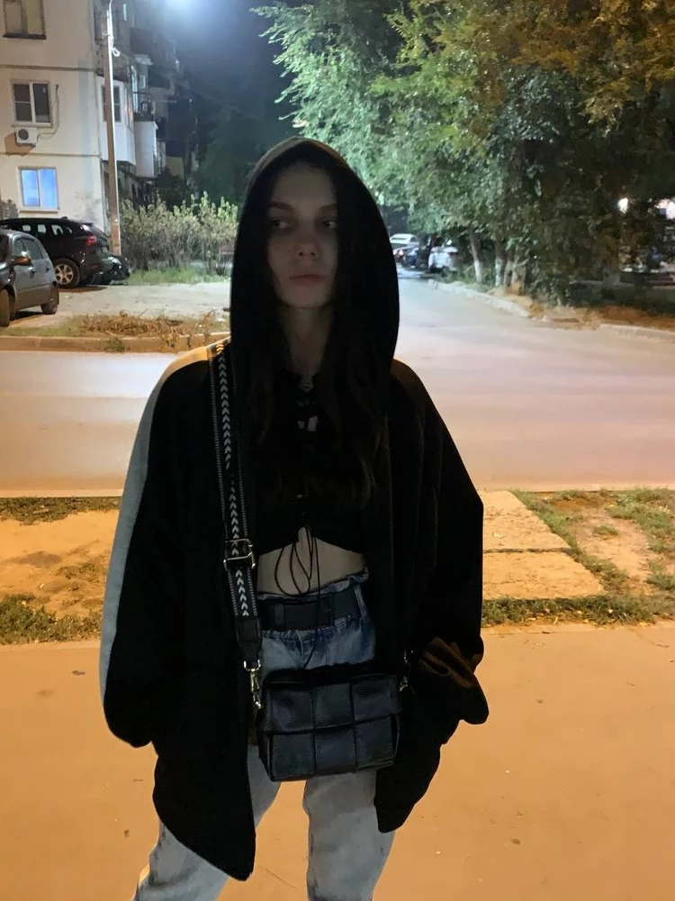 Ношу худи уже долгое время,много раз стирала,качество супер!тёплая,подойдёт как для осени,так и для зимы.Брала за 1800 ❤❤❤
