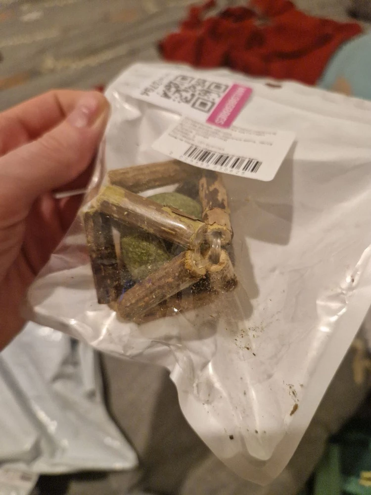 Деревяшки все сыпятся и облезают. Мусор по всей комнате.